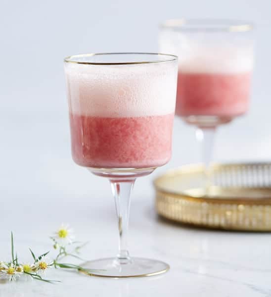 Champagne “Rose” Bonbon cocktail laseissa