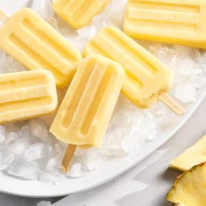 trooppisia ananas-jogurttijätelöpuikkoja jääpalapedillä