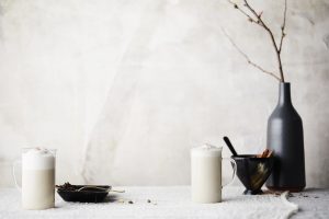 Kaksi mukillista kuumaa chai-lattea